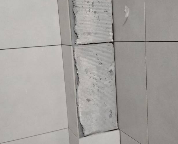 越秀瓷砖空鼓维修公司分享下瓷砖施工前基层浇水润湿程度不足，可能导致以下问题