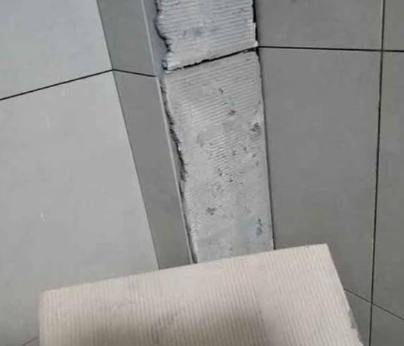 越秀瓷砖空鼓维修公司分享下厨房瓷砖脱落的补救措施。